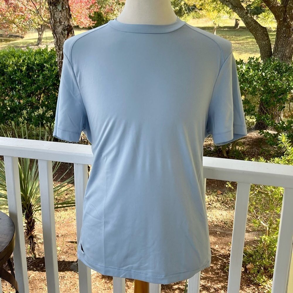 UNTUCKit Sky Blue Performance Short Sleeve Crew Shirt. Medium.